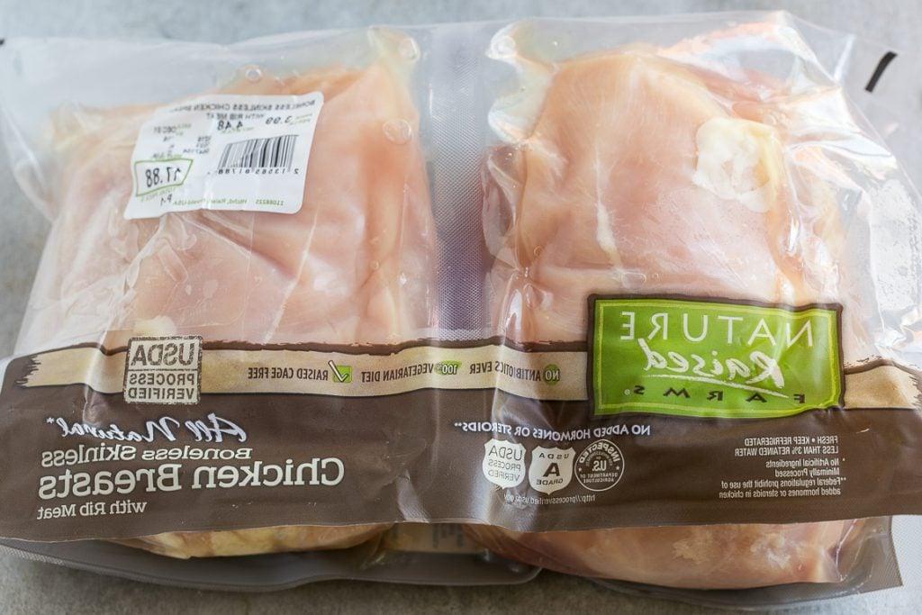 Hähnchenbrustfilets von Nature Raised Chicken auf einer Packung.