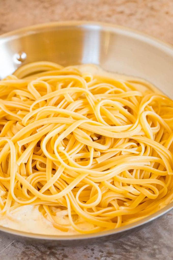 Sahnige Garnelen-Linguine 5 Linguine-Pasta auf cremiger Sauce.