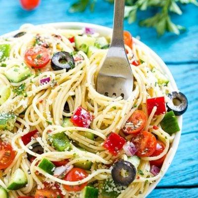 Spaghetti Salat 2 Dieses Rezept für Spaghetti Salat ist ein einzigartiger Nudelsalat voller knackigem Gemüse und Parmesan, alles in einem hausgemachten spritzigen italienischen Dressing. Das perfekte Gericht, um eine Menschenmenge zu bewirten! #ecover #ad