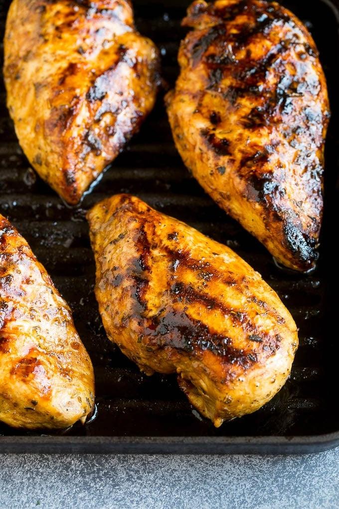 Marinierte Hähnchenbrüste, in einer Grillpfanne gekocht.