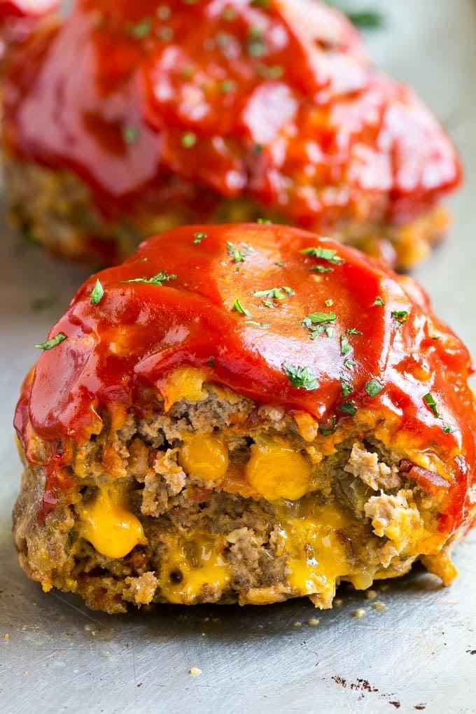 Ein Querschnitt eines einzelnen Cheeseburger Hackbratens.