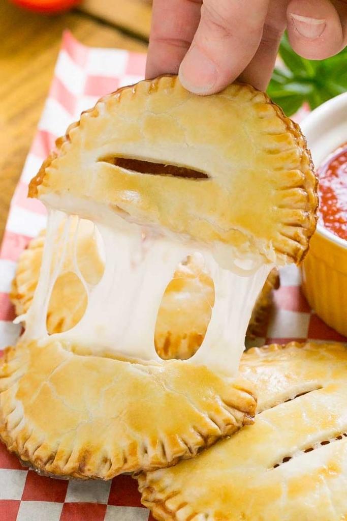 Diese hausgemachten Pepperoni Pizzataschen sind eine lustige Mahlzeit oder ein Snack und sind super einfach zuzubereiten - Ihre Kinder werden begeistert sein!