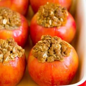 Gebackene Äpfel gefüllt mit Haferflocken, braunem Zucker und Walnüssen.