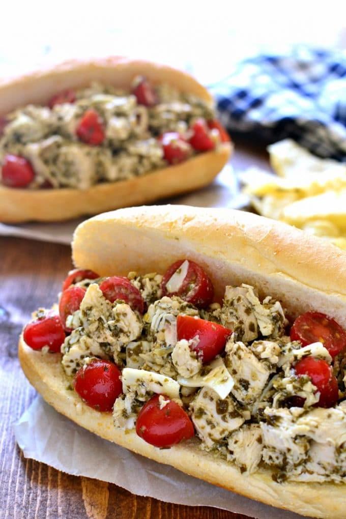 Frische Pesto-Hähnchensalat-Sandwiches