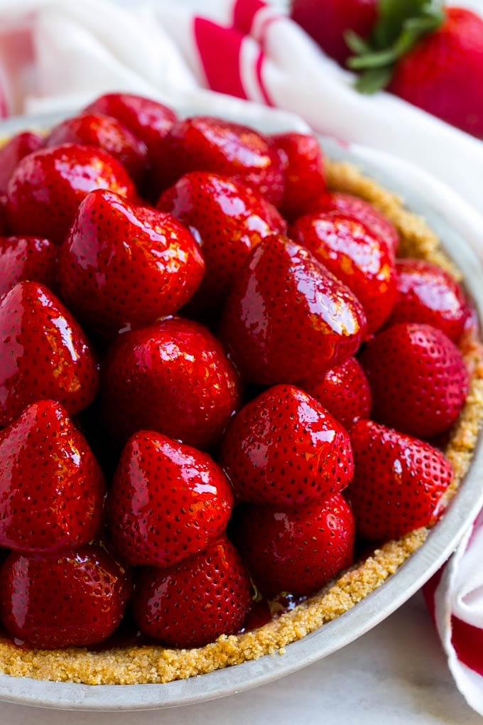 No-Bake Erdbeerkuchen Rezept | Frischer Erdbeerkuchen | Erdbeerkuchen Rezept | No-Bake Kuchen Rezept #erdbeere #erdbeerkuchen #ohnebacken #nobakekuchen #dessert #ahurt Erdbeeren in einem Graham Cracker Kuchenboden.