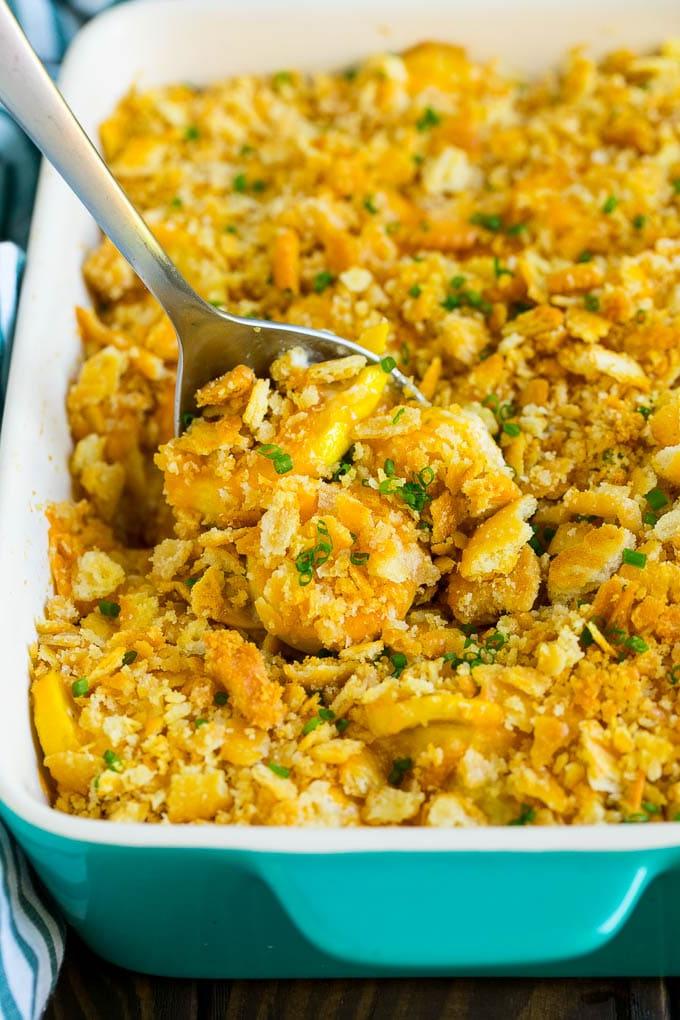 Kürbisauflauf Rezept | Gemüseauflauf | Zucchini Auflauf #auflauf #kürbis #zucchini #käse #beilage #abendessenimzoo Ein Servierlöffel in einer Schüssel Kürbisauflauf.