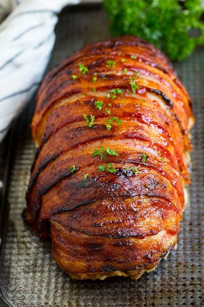 Hackbraten im Speckmantel Rezept | Rinderhackbraten #hackbraten #rindfleisch #rinderhack #speck #abendessen #abendessenimzoo Hackbraten in Speckscheiben gewickelt und gebacken, dann mit Petersilie belegt.