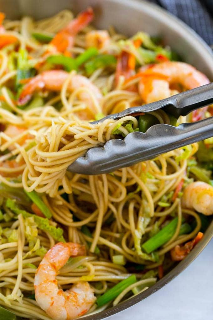 Garnelen Chow Mein Rezept | One-Pot Garnelen Chow Mein | Bestes Garnelen Chow Mein | Einfaches Garnelen Chow Mein | One-Pot Chow Mein #asiatisch #chowmein #garnelenchowmein #onepotmeal #asiatischenudeln #abendessen #abendessenzuHause Ein Haufen Chow Mein Nudeln mit Garnelen und Gemüse.