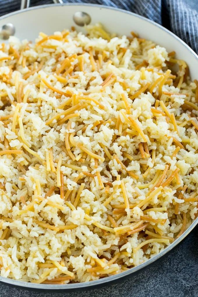 Gekochtes Rice-A-Roni in einer Pfanne.