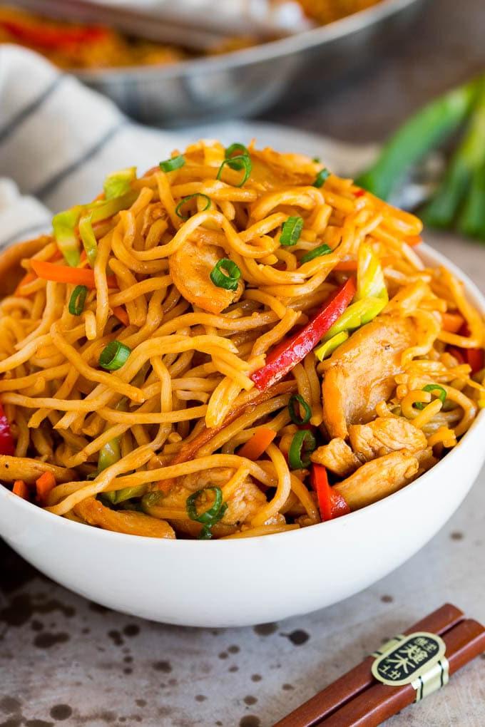 Diese Yakisoba Nudeln sind zarte, gebratene Nudeln, die in einer herzhaften Sauce mit Hähnchen und Gemüse zubereitet werden. A bowl of chicken yakisoba noodles.