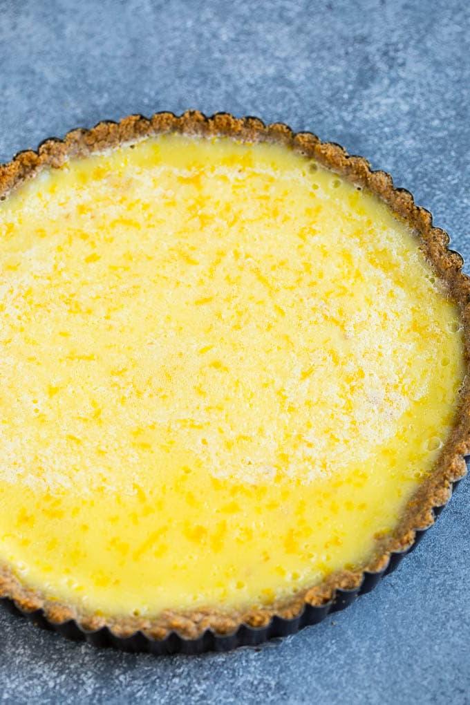 Ein Graham Cracker Tarte-Boden, gebacken mit Zitronenfüllung.