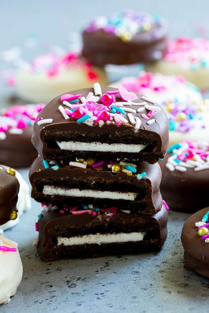 Schoko-Oreos Rezept | Oreo Kekse | Schokoladenüberzogene Oreos #oreo #kekse #schokolade #streusel #dessert #ahurt Drei gestapelte Schoko-Oreos.