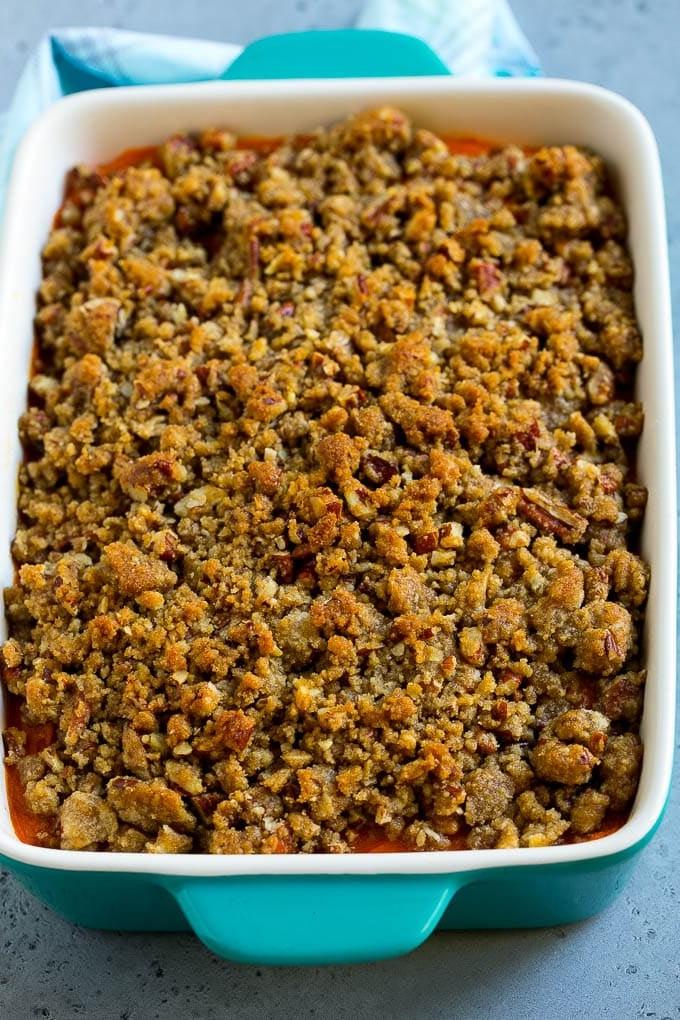 Ruth's Chris Süßkartoffelauflauf Rezept | Süßkartoffelauflauf | Pürierte Süßkartoffeln #süßkartoffeln #auflauf #thanksgiving #weihnachten #feiertage #abendessen #ahurt #beilage Eine Auflaufform mit Ruth's Chris Süßkartoffelauflauf, gekrönt mit Streuseln.