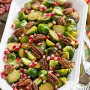 Diese Granatapfel-Pekannuss-Rosenkohl sind eine gesunde und farbenfrohe Beilage mit nur 5 Zutaten und 5 Minuten Vorbereitungszeit.
