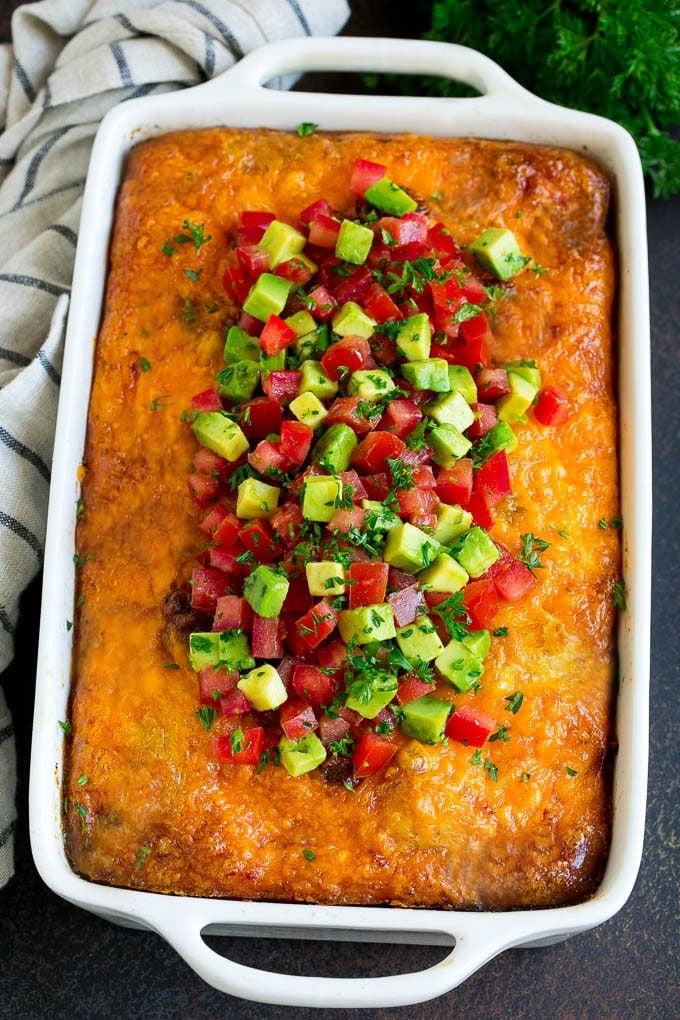 Wurst-Ei-Auflauf Rezept | Ei-Auflauf #Eier #Wurst #Kartoffel #Käse #Auflauf #Frühstück #Brunch #ahurt Wurst-Ei-Auflauf mit Avocado und Tomate belegt.