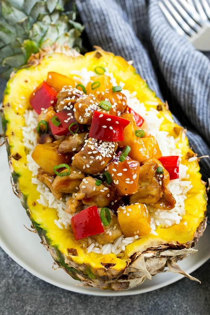 Ananas-Hähnchen | Hawaiianisches Hähnchen | Hähnchen Stir Fry #ananas #hähnchen #abendessen #stirfry #abendessenzuHause Ananas-Hähnchen Stir Fry über Reis, serviert in einer halben Ananas.