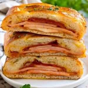 18 Schinkenreste-Rezepte 6 Ein Stromboli-Rezept mit Peperoni, Schinken und Käse, in Pizzateig gewickelt und gebacken.
