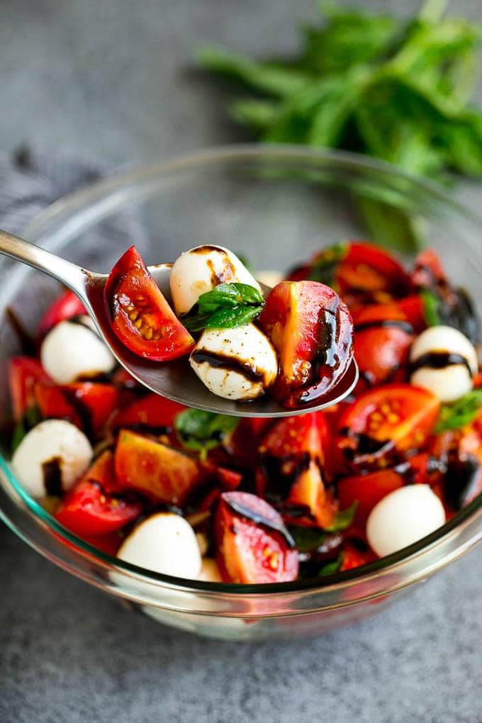 Caprese Salad Recipe | Tomato Salad #salad #tomato #mozzarella #cheese #basil #caprese #summer #ahurt Ein Servierlöffel Caprese Salat mit Tomate, Mozzarella und Basilikum.