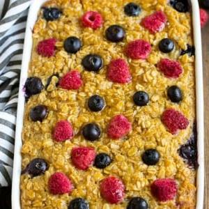 Eine Schüssel gebackene Haferflocken mit Heidelbeeren und Himbeeren obendrauf.
