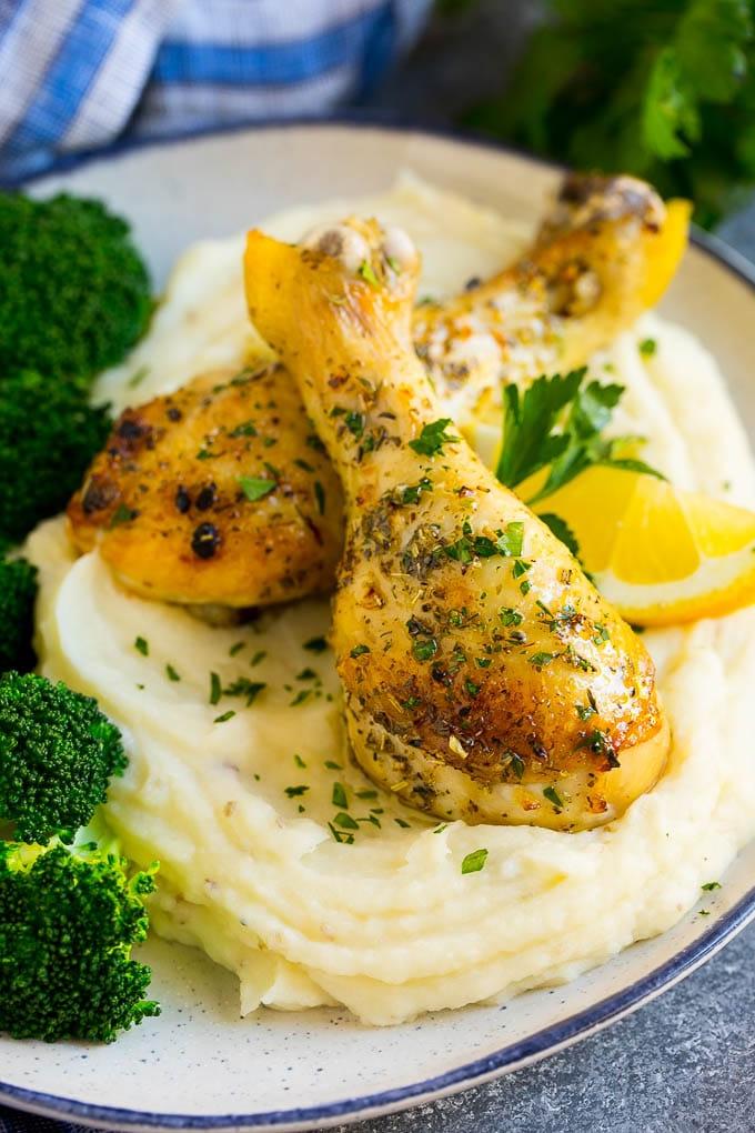 Rezept für Gebackene Hähnchenschenkel | Gebratene Hähnchenschenkel | Knoblauch-Kräuter-Hähnchen #abendessen #hähnchen #knoblauch #glutenfrei #lowcarb #keto #cleaneating #ahurt Gebackene Hähnchenschenkel serviert mit cremigem Kartoffelpüree und frischem Brokkoli. Ein komplettes, ausgewogenes Abendessen.