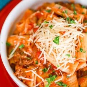 14 Slow Cooker Nudelrezepte 6 Ein Bild einer Slow Cooker Pasta mit italienischer Wurst und Rigatoni.