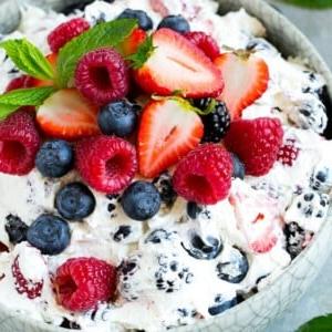 Dieses Beerencheesecake-Salat-Rezept ist eine Vielzahl frischer Beeren, die in einer leichten und cremigen Käsekuchenmischung geschwenkt werden. Der perfekte Sommersalat!