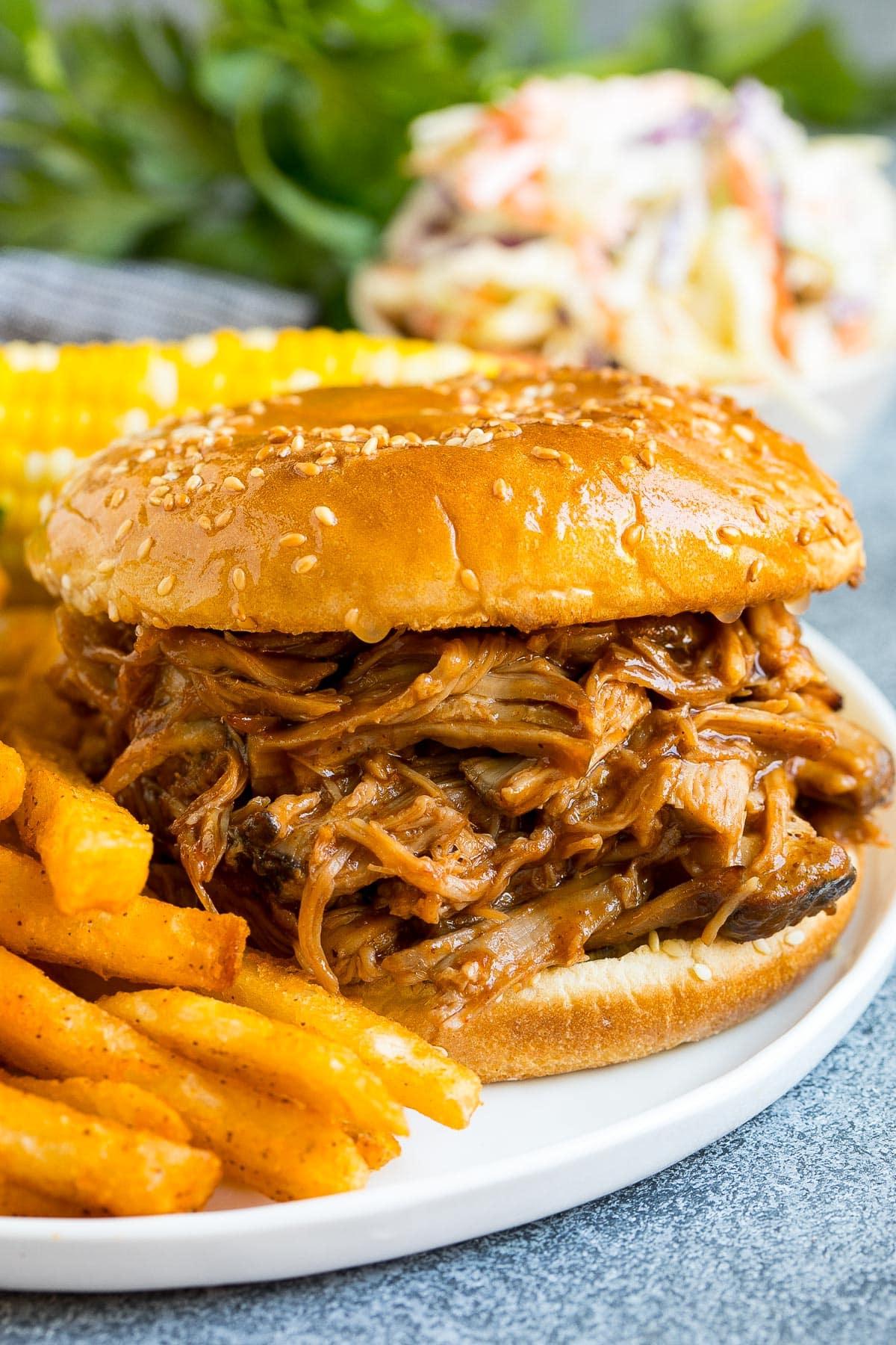Geräuchertes Pulled Pork 6 Ein Smoked Pulled Pork Sandwich, serviert mit Pommes.
