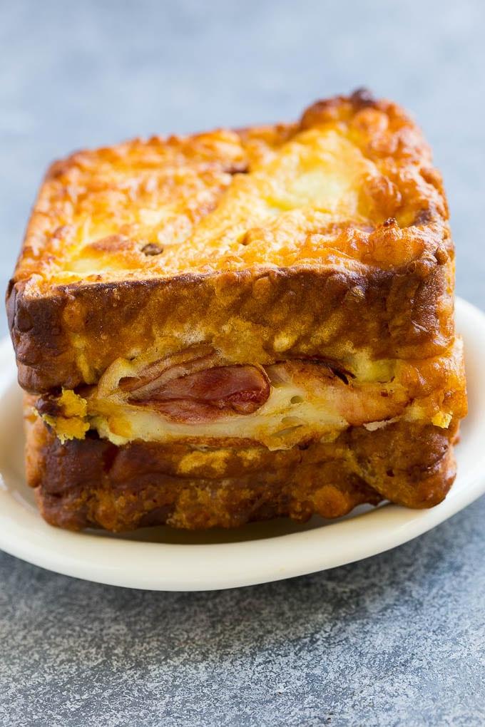Ein perfekt zubereitetes Monte Cristo Sandwich mit deutlich sichtbaren Schichten von Truthahn, Schinken und geschmolzenem Schweizer Käse.