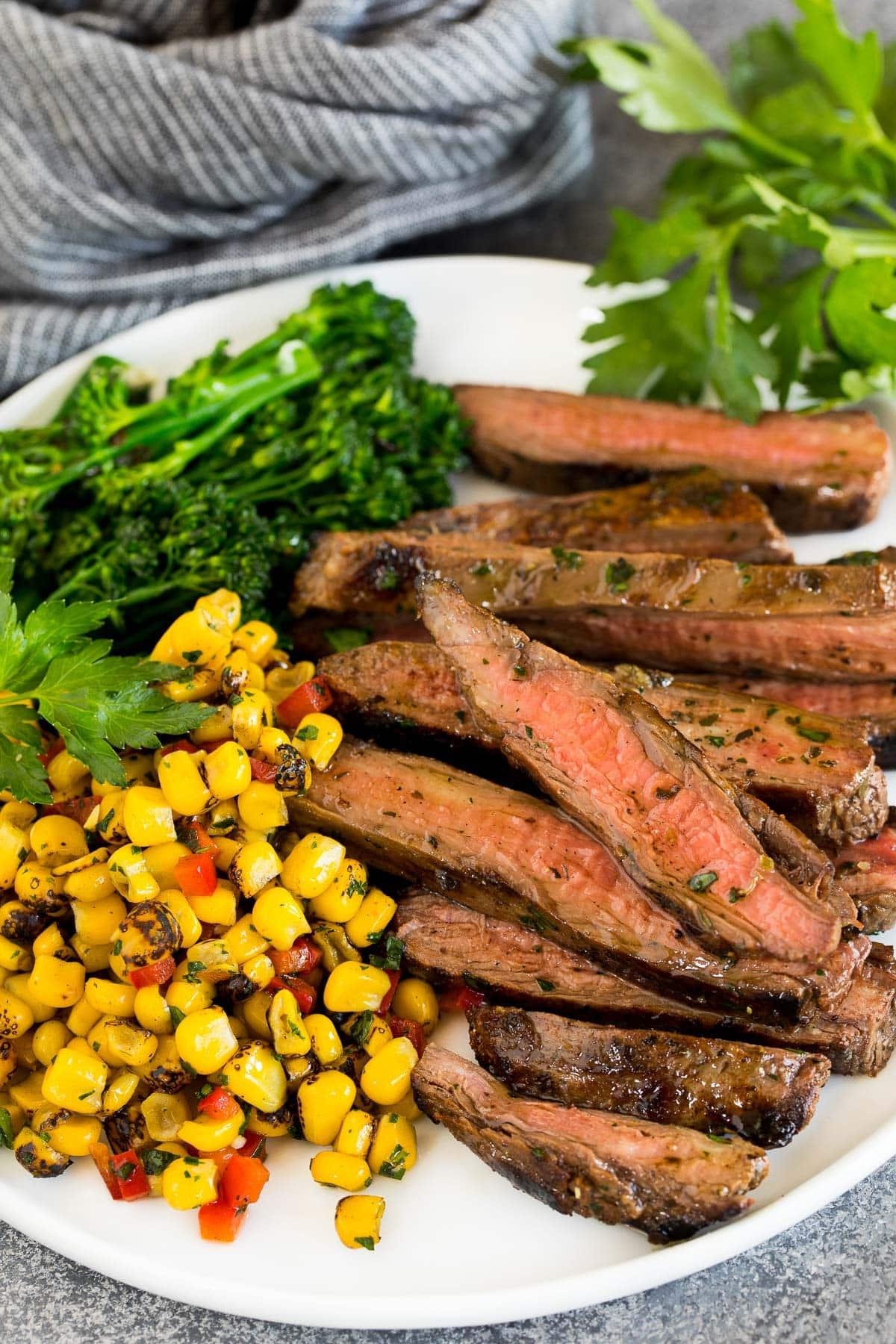 Gegrilltes Flanksteak 6 Gegrilltes Flanksteak mit Mais und Brokkoli serviert.