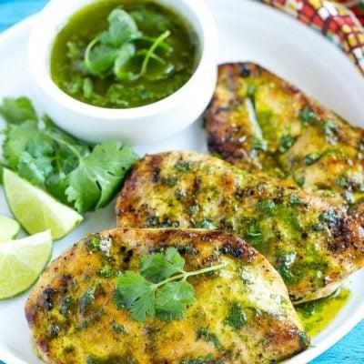 Koriander-Limetten-Hähnchen 2 Dieses Rezept für Koriander-Limetten-Hähnchen ist mariniertes, gegrilltes Hähnchen, das mit einer spritzigen Koriander-Limetten-Sauce verfeinert wird. Der perfekte, schnelle und einfache Weg, Ihr Grillhähnchen aufzupeppen! #ConquerTheExpected #ad