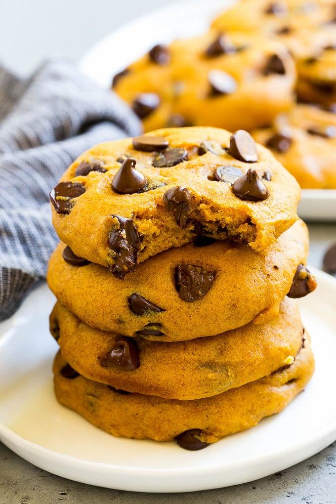 Kürbis-Schoko-Cookies Rezept | Kürbiskekse | Kürbis-Schokoladenkekse #kürbis #kekse #schokolade #backen #herbst #ahurt #dessert Ein Stapel Kürbis-Schoko-Cookies.