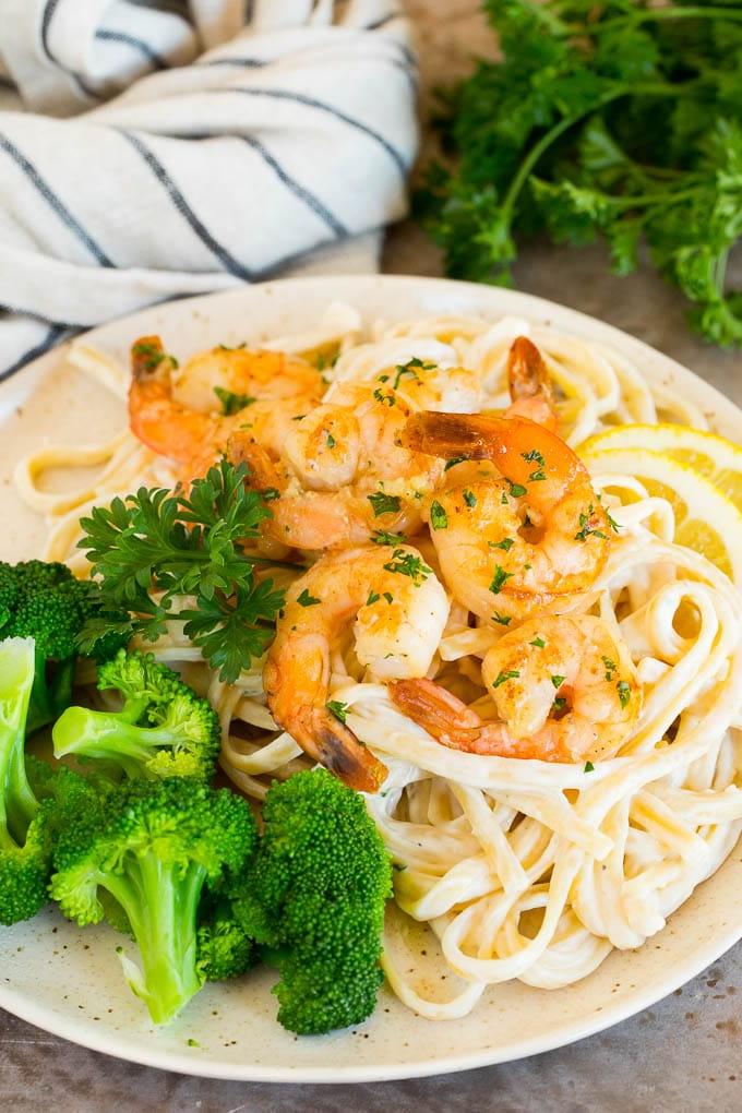 Sahnige Garnelen-Linguine 6 Ein Teller Garnelen-Linguine, serviert mit Brokkoli.