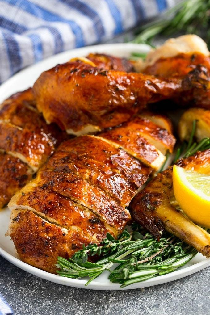 Geschnittenes Hähnchen, garniert mit frischen Kräutern.