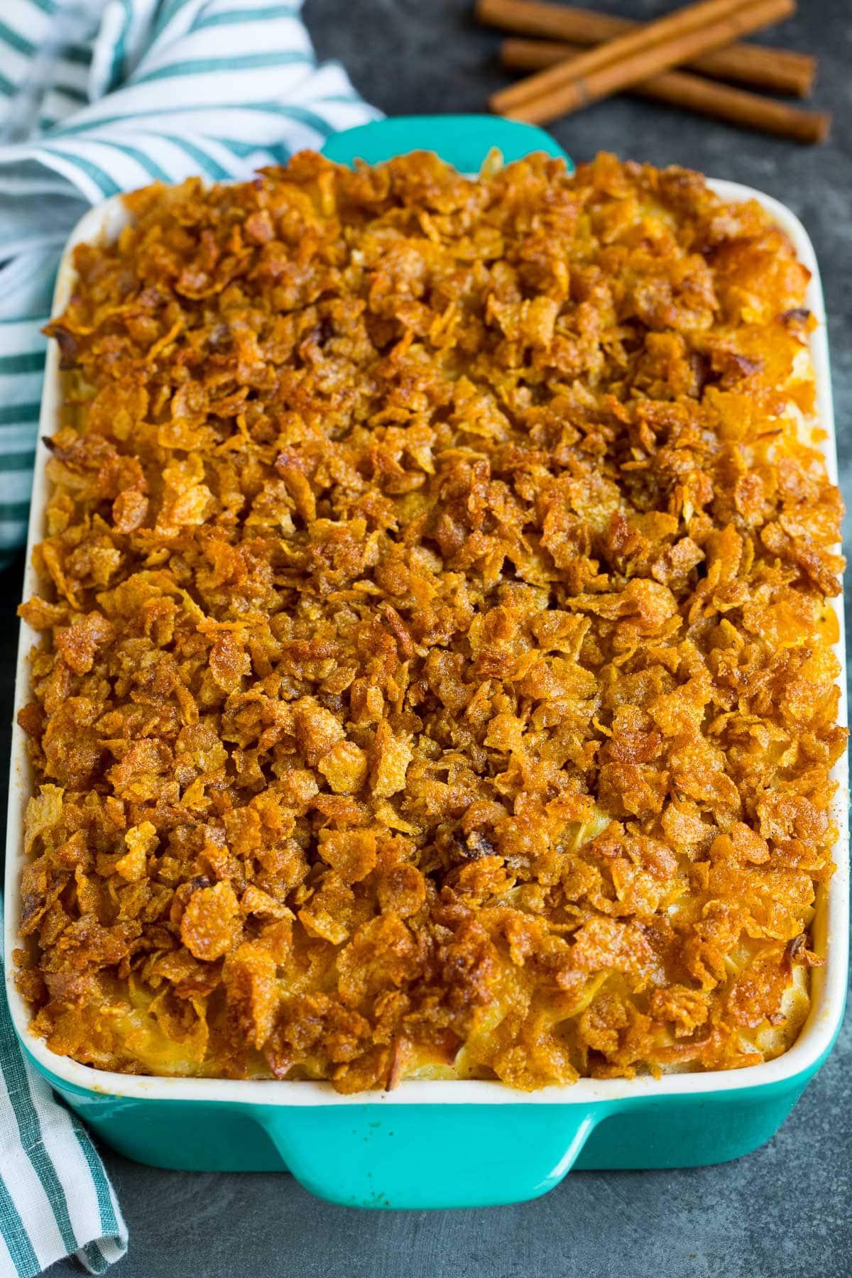 Ein Nudelauflauf mit Cornflakes als Belag gebacken.
