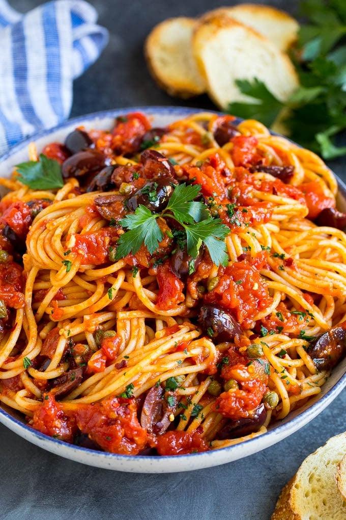 Pasta Puttanesca mit Spaghetti in einer hausgemachten Tomatensauce.