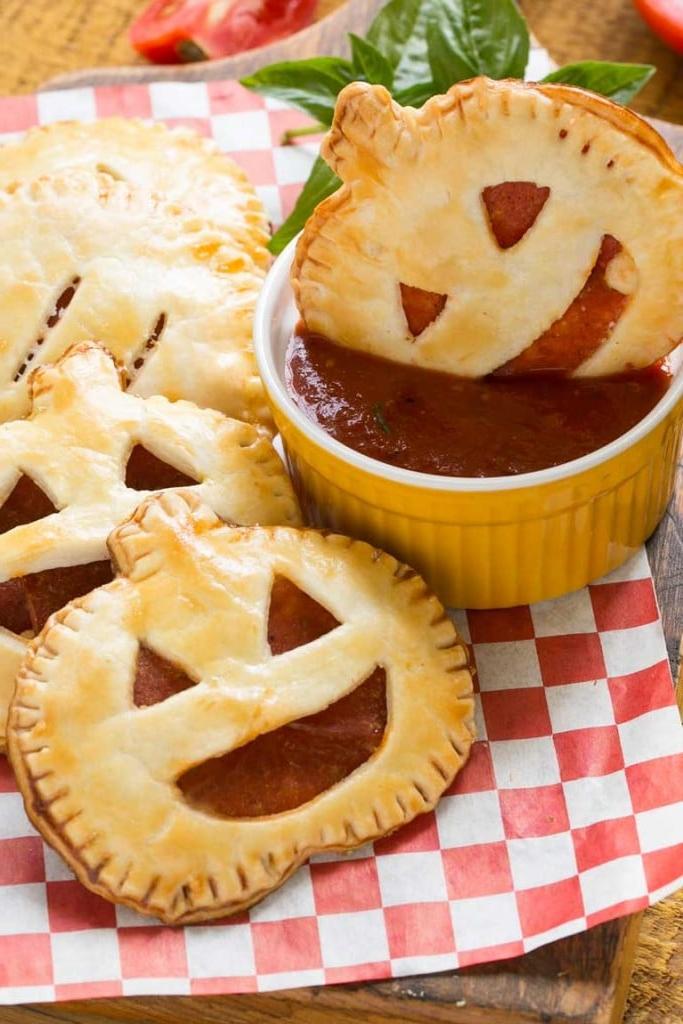 Diese hausgemachten Jack-o-Lantern Pepperoni Pizzataschen sind ein lustiger Snack für eine Halloween-Party oder toll für das Abendessen vor dem Trick-or-Treating. Ihre Kinder werden begeistert sein!