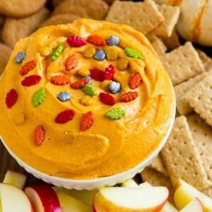 Kürbis-Dip serviert mit Äpfeln, Ingwerkeksen und Graham Crackern.