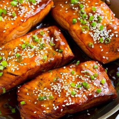 Lachs-Teriyaki 2 Lachsfilets bedeckt mit einer hausgemachten Teriyaki-Sauce.