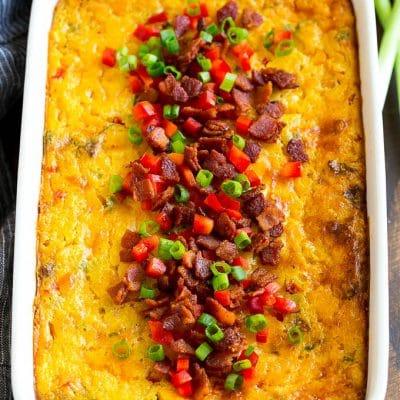 Maisauflauf Rezept 2 Ein Maisauflauf, verfeinert mit knusprigem Speck, roten Paprikawürfeln und grünen Frühlingszwiebeln.