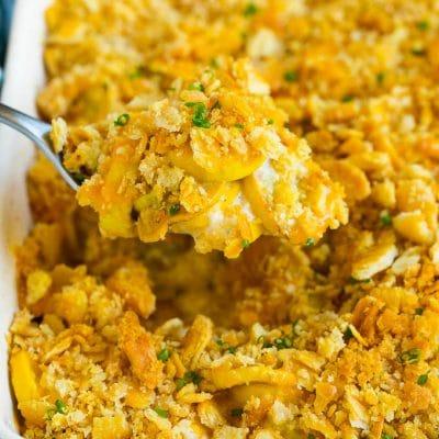 Kürbisauflauf 2 Ein Löffel serviert eine Portion käsiger Kürbisauflauf.