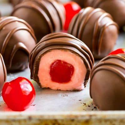 Schokoladenüberzogene Kirschen 2 Schokolierte Kirschen in dunkler Schokolade getaucht mit einem dekorativen Schokoladenüberzug.