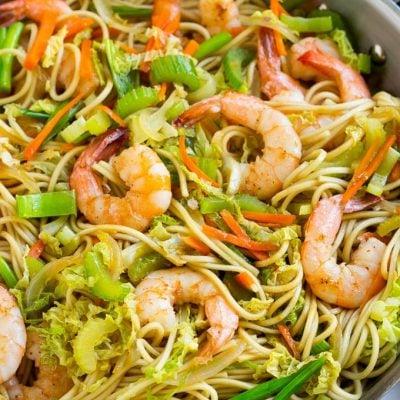 Garnelen Chow Mein (Ein-Topf-Gericht) 3 Eine Pfanne voller Garnelen Chow Mein Nudeln mit Gemüse.