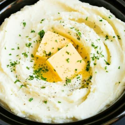 Kartoffelpüree aus dem Schongarer 7 Slow Cooker Kartoffelpüree, garniert mit Butter und Petersilie.