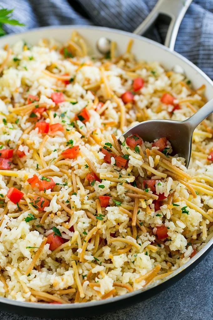 Eine Pfanne mit Hühner-Rice-A-Roni, zubereitet mit Nudeln, Reis und frischen Tomaten.