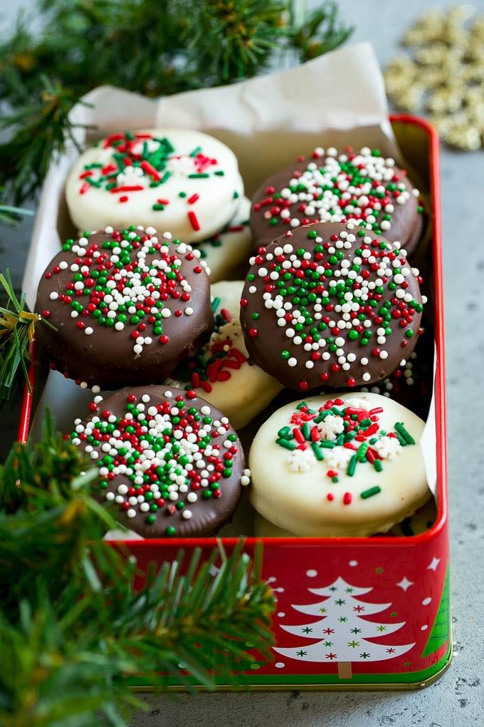 Schoko-Oreos Rezept | Oreo Kekse | Schokoladenüberzogene Oreos #oreo #kekse #schokolade #streusel #dessert #ahurt Weihnachts-Schoko-Oreos in einer Geschenkdose.