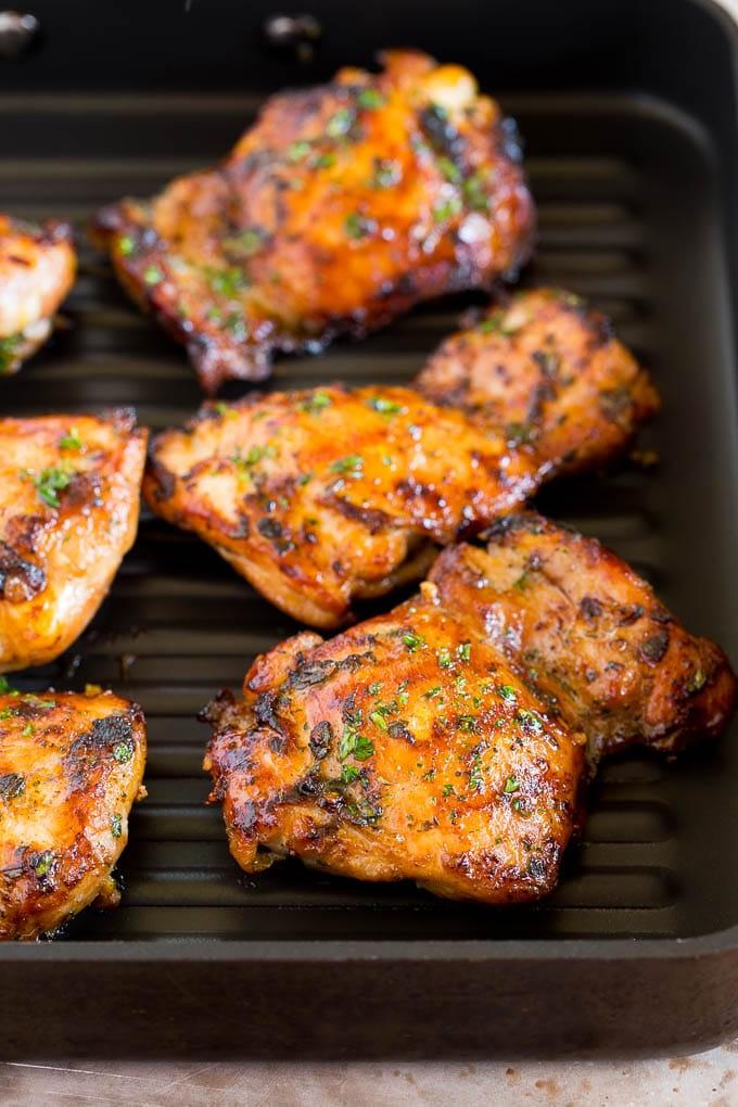 Hähnchen auf einem Grillrost in der Pfanne, perfekt gegrillt und saftig.