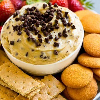 Keksteig-Dip 2 Schoko-Chip-Cookie-Dough-Dip, garniert mit Mini-Schokostückchen und serviert mit Graham Crackern und Vanillewaffeln.