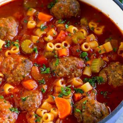 Italienische Fleischklößchensuppe 2 Italienische Frikadellensuppe mit Rinderhackbällchen, Ditalini-Nudeln und Gemüse in einer Tomatenbrühe.