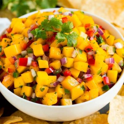 Mango Salsa Rezept 7 Eine Schale Mango Salsa serviert mit Tortilla-Chips.