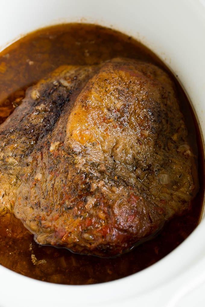Slow Cooked Brisket in einem Schongarer.